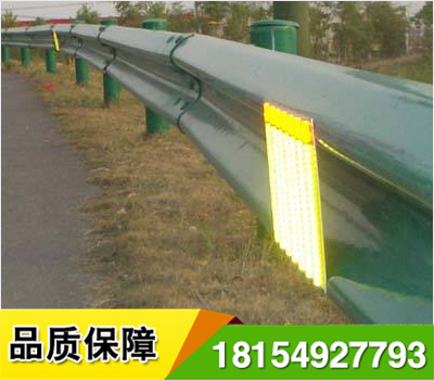 道路輪廊標(biāo)的英文名稱 Delineator，它是沿道路兩側(cè)邊緣設(shè)置、用于顯示道路邊界輪廓、指引車輛正常行駛、具有逆反射性能的一種交通安全設(shè)施，從功能上說，輪廓標(biāo)是一種視線誘導(dǎo)設(shè)